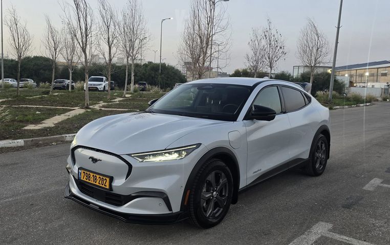 מודעת רכב פורד מוסטנג Mach-E