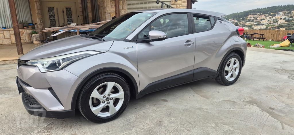 מודעת רכב טויוטה C-HR