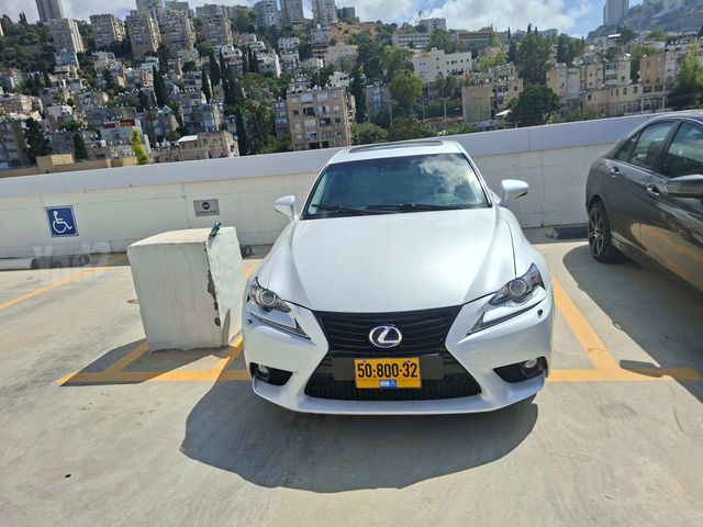 לקסוס IS