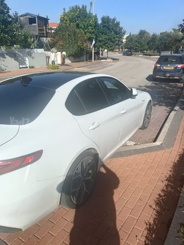 מודעת רכב אלפא רומיאו ג'וליה