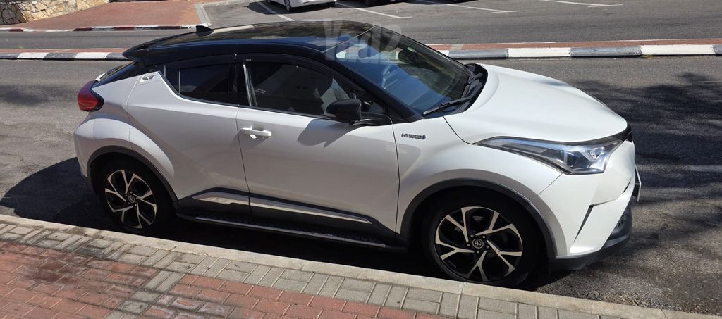 מודעת רכב טויוטה C-HR