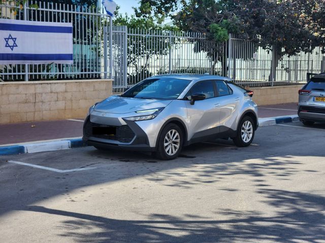 מודעת רכב טויוטה C-HR