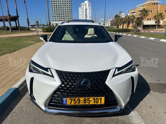 מודעת רכב לקסוס UX