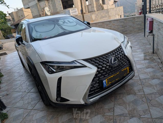 מודעת רכב לקסוס UX