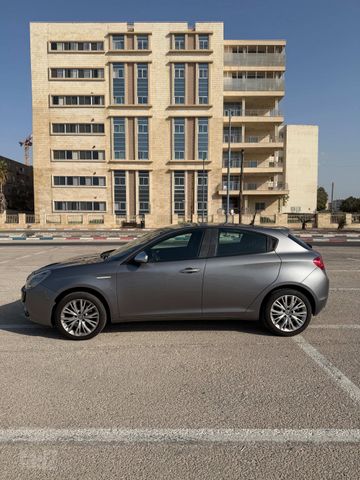 אלפא רומיאו ג'ולייטה