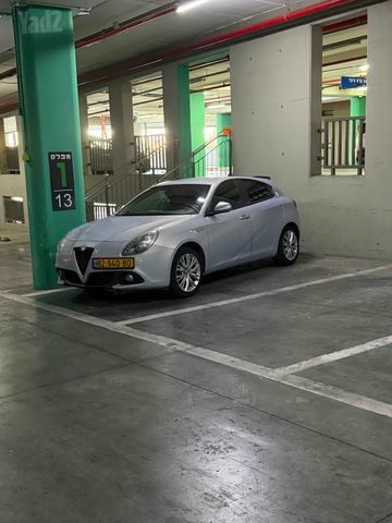 מודעת רכב אלפא רומיאו ג'ולייטה