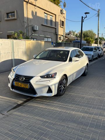 לקסוס IS