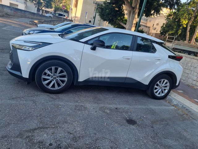 מודעת רכב טויוטה C-HR