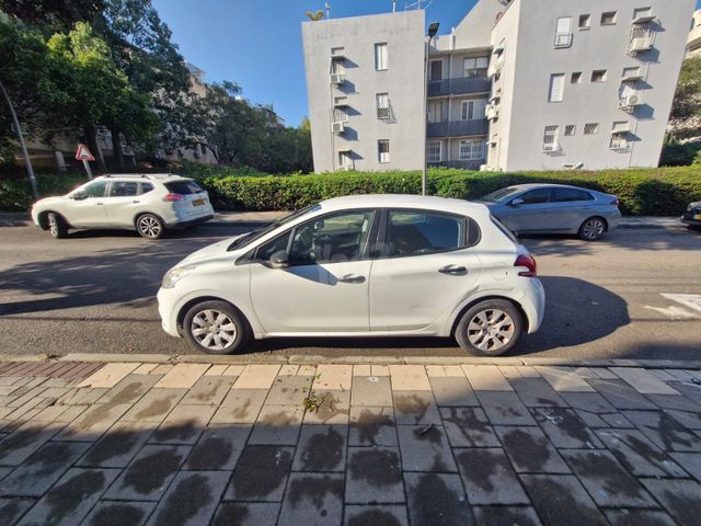 פיג'ו 208