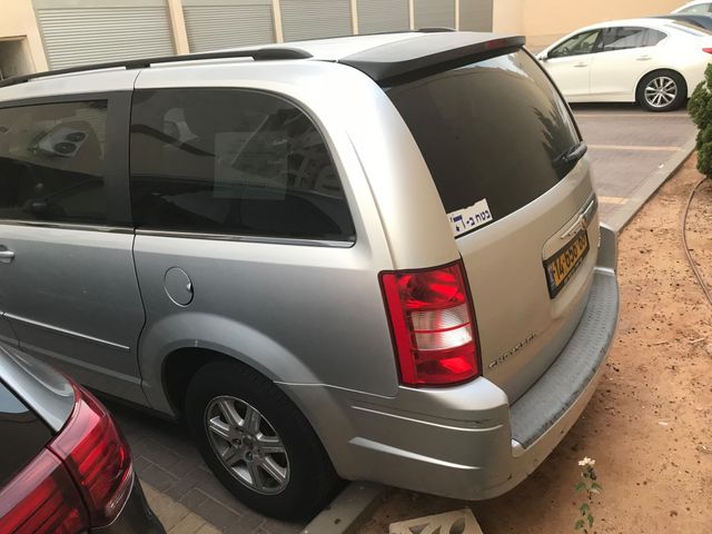 מודעת רכב קרייזלר גראנד וויאג'ר