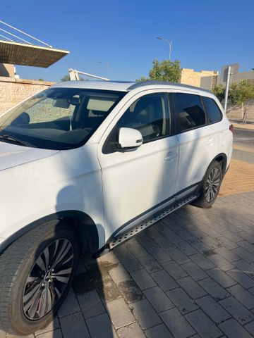 מיצובישי אאוטלנדר