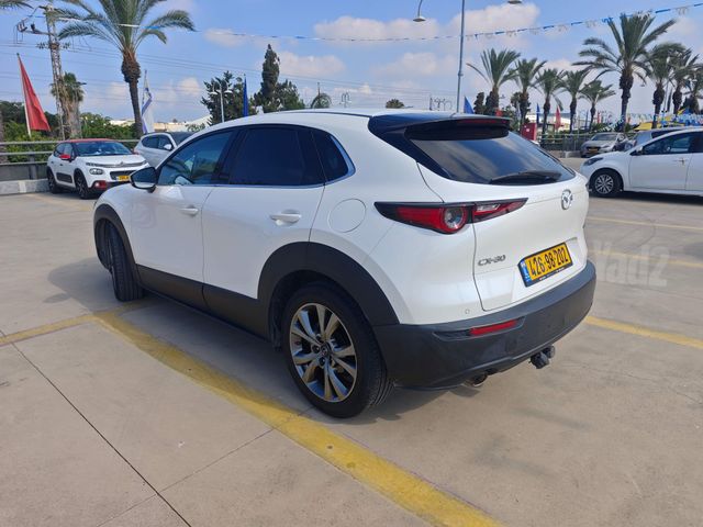 מודעת רכב מאזדה CX-30