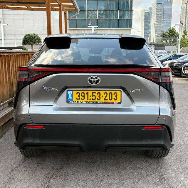 טויוטה bZ4X