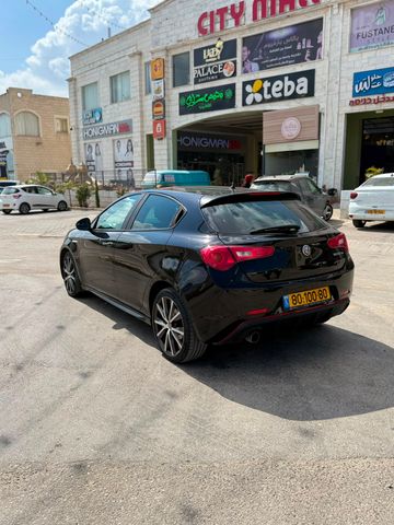 אלפא רומיאו ג'ולייטה