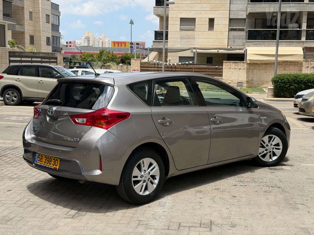 מודעת רכב טויוטה אוריס 2