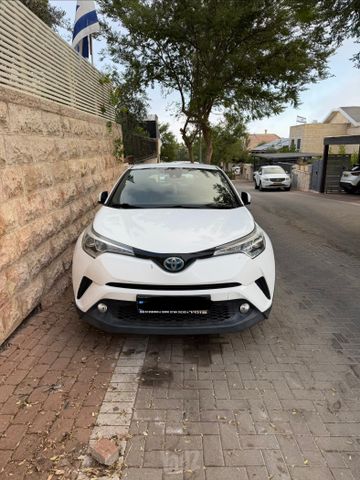 מודעת רכב טויוטה C-HR