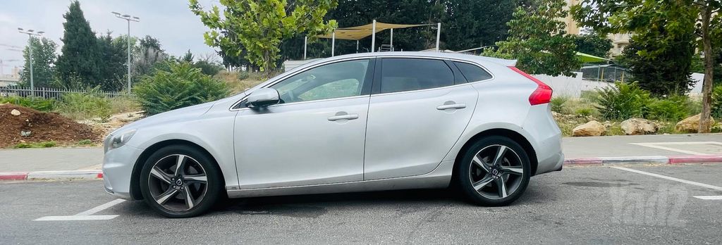 וולוו V40