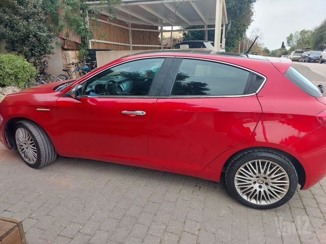 אלפא רומיאו ג'ולייטה