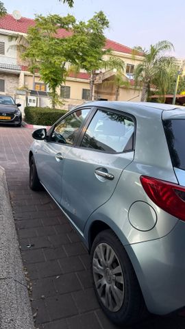 מודעת רכב מאזדה 2