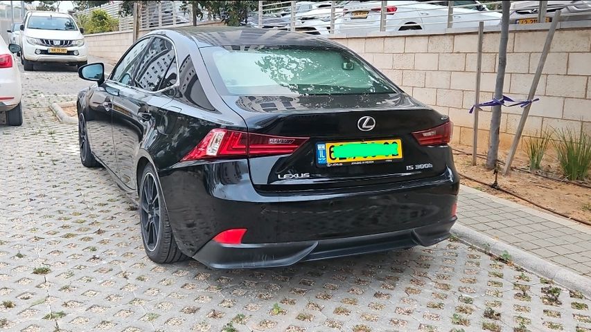 לקסוס IS