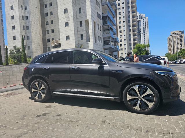 מודעת רכב אאודי E-tron