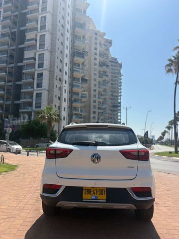 אם ג'י ZS