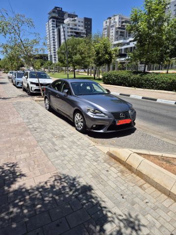 לקסוס IS