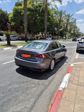 לקסוס IS