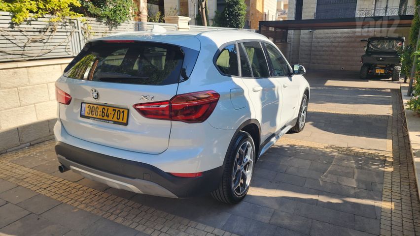 ב מ וו X1