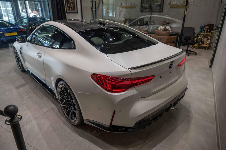 ב מ וו M4