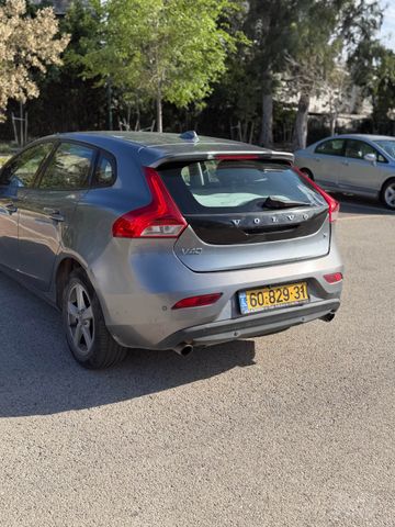 וולוו V40