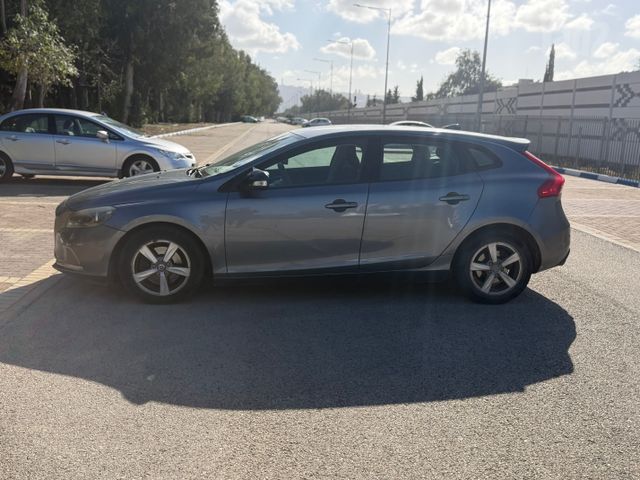 וולוו V40