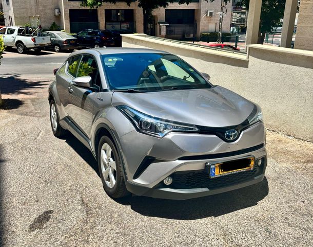 מודעת רכב טויוטה C-HR