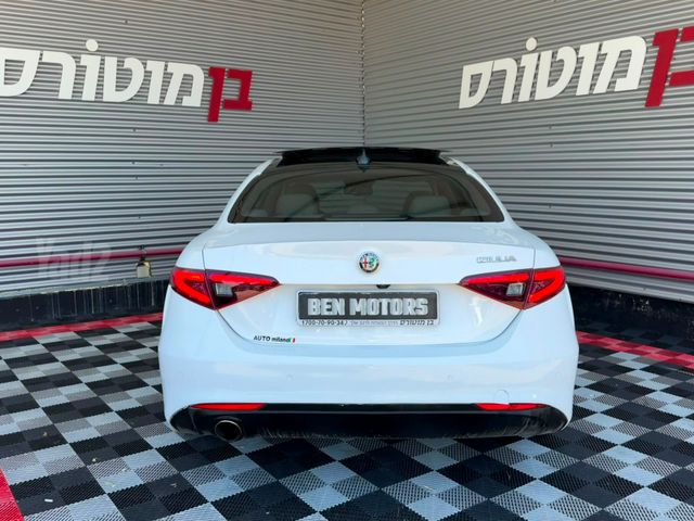 אלפא רומיאו ג'וליה