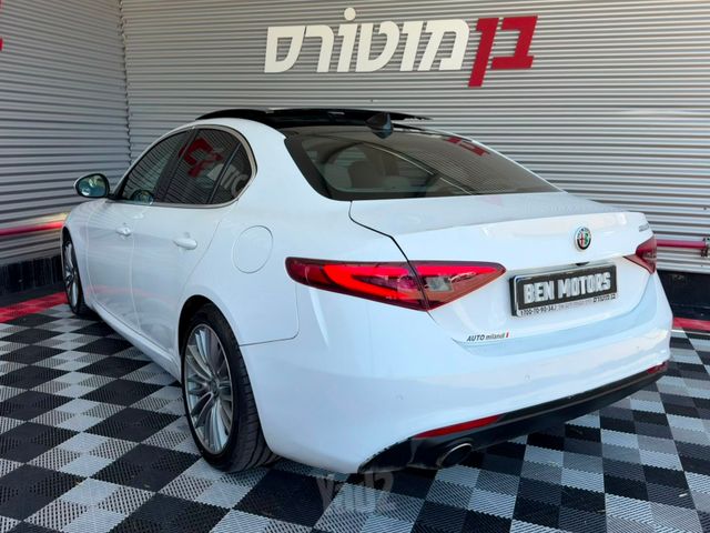 אלפא רומיאו ג'וליה