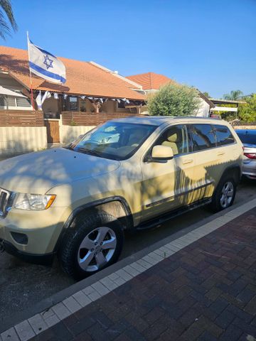 מודעת רכב ג'יפ גרנד צ'ירוקי