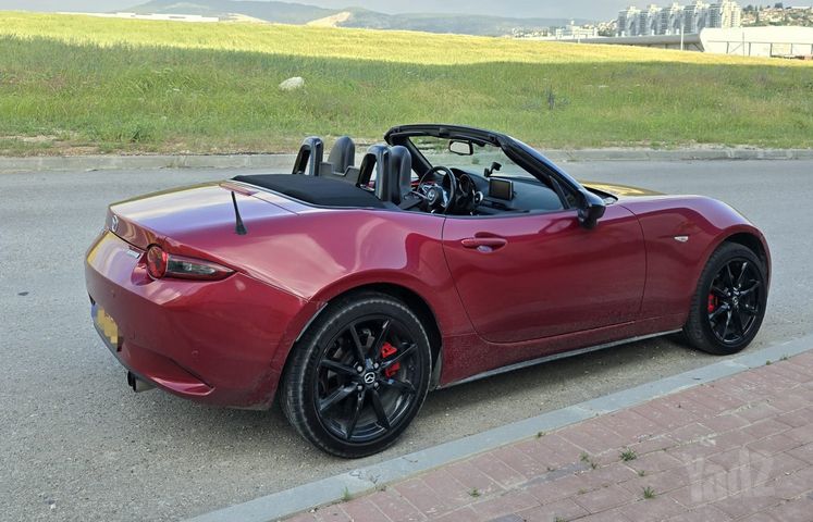 מודעת רכב מאזדה MX-5