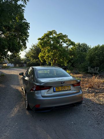 לקסוס IS