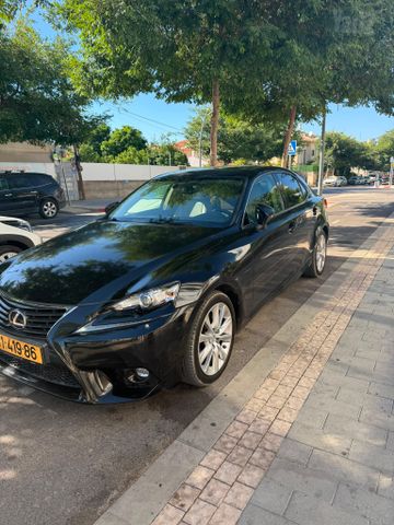 לקסוס IS