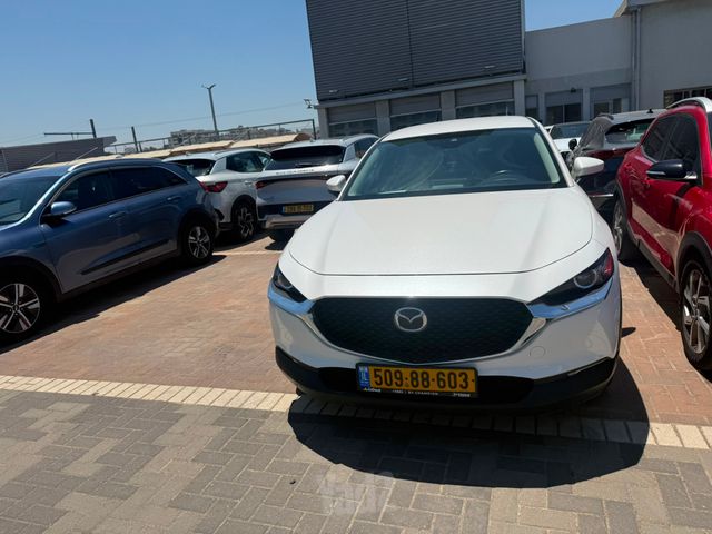 מודעת רכב מאזדה CX-30