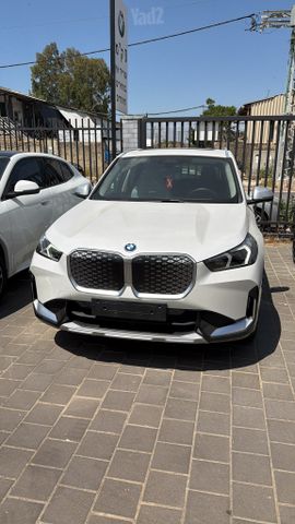 ב מ וו IX1