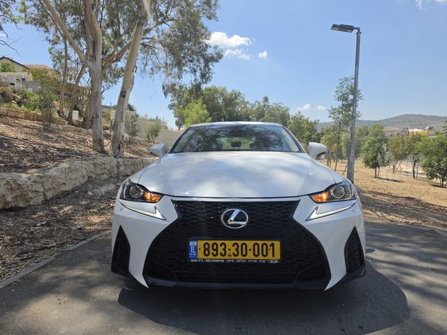 לקסוס IS