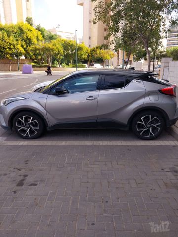 מודעת רכב טויוטה C-HR