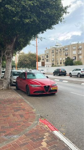 מודעת רכב אלפא רומיאו ג'וליה