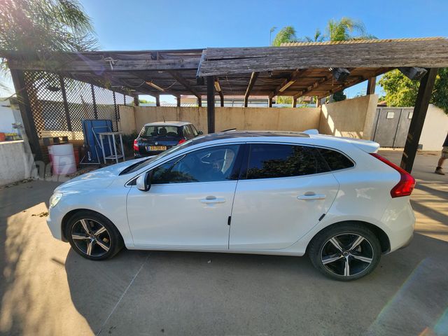 וולוו V40