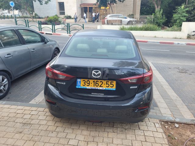 מודעת רכב מאזדה 3