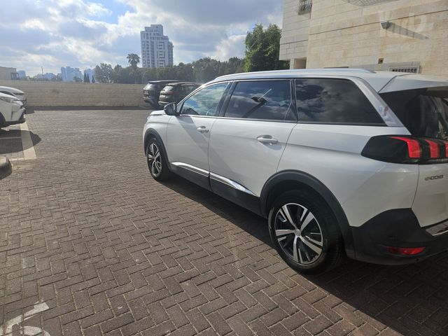 פיג'ו 5008