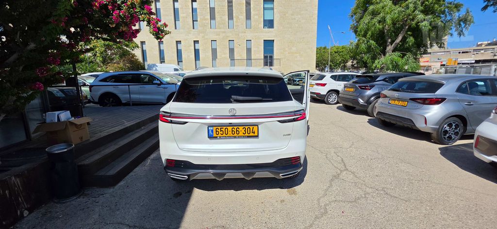 אם ג'י HS