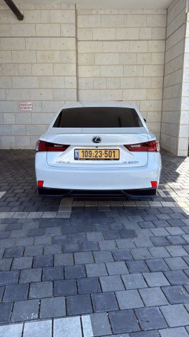 מודעת רכב לקסוס IS