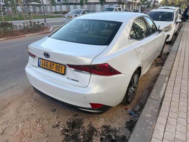 לקסוס IS
